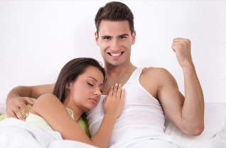 Homme fort au lit avec une fille