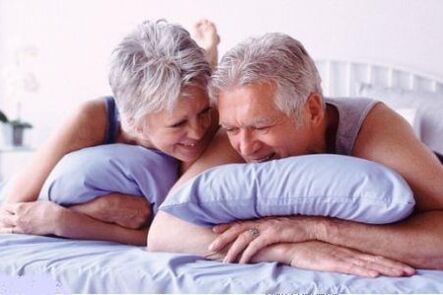 couple de personnes âgées au lit
